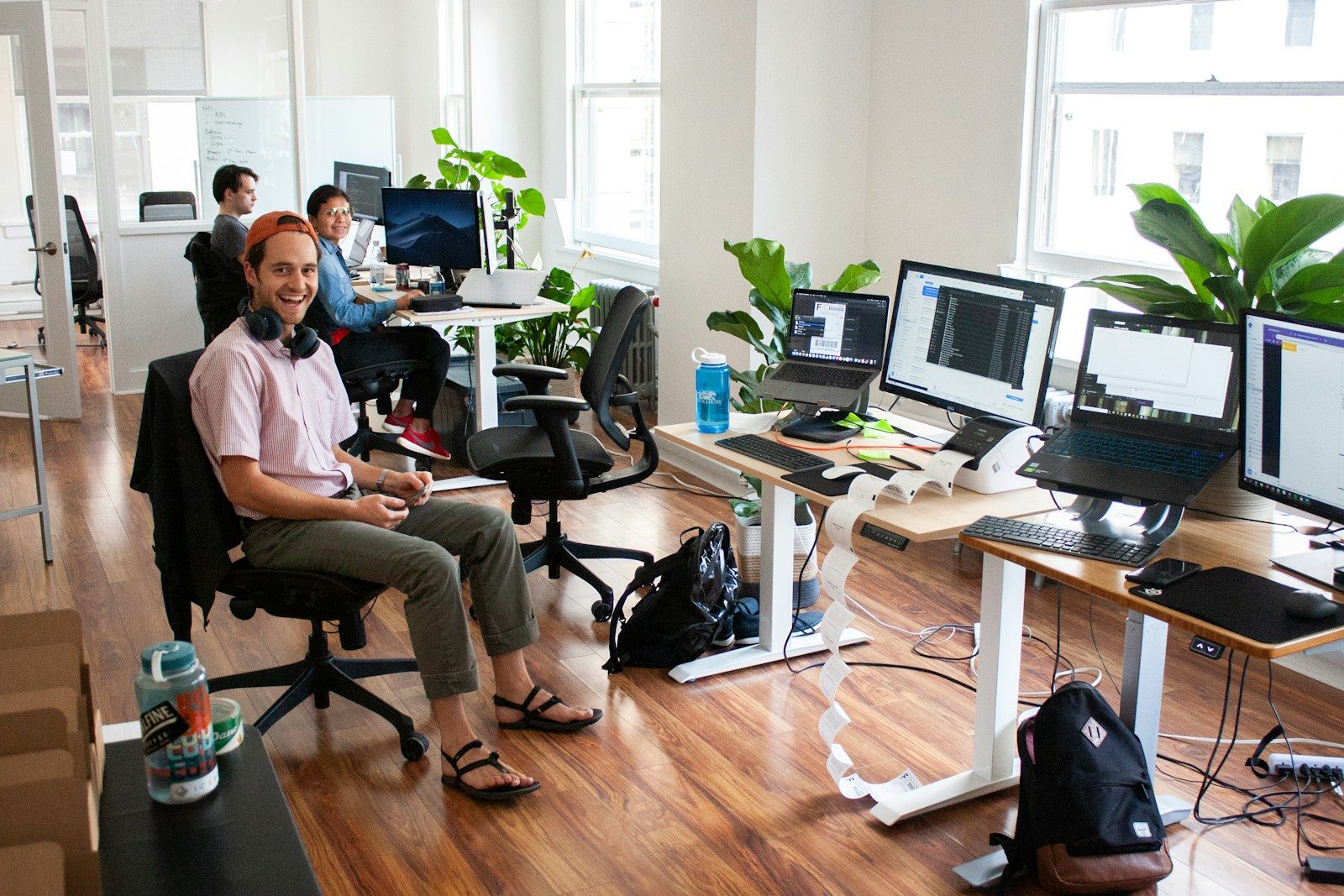 Lyst kontor med arbejdspladser til et lille team