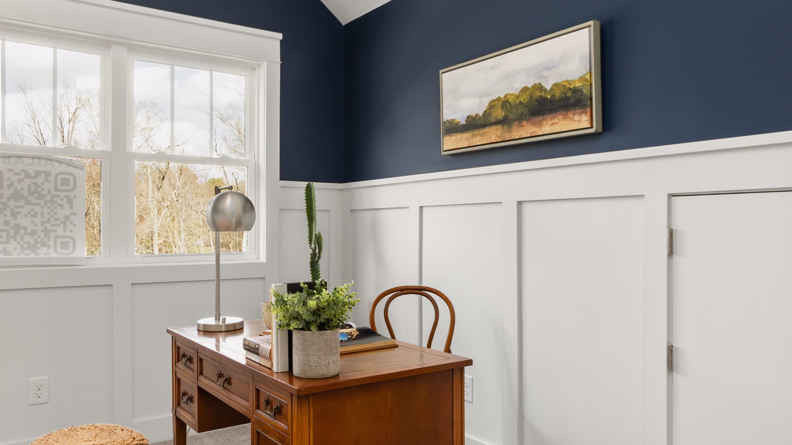 Hjemmekontor med traeskrivebord og planter