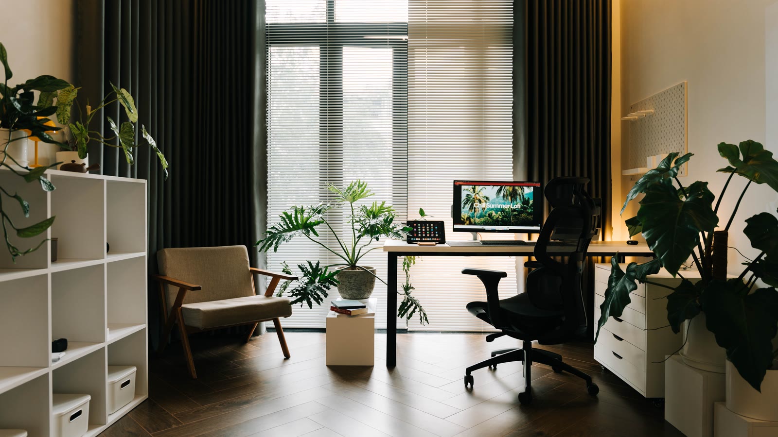 Kontor med moderne moebler og planter