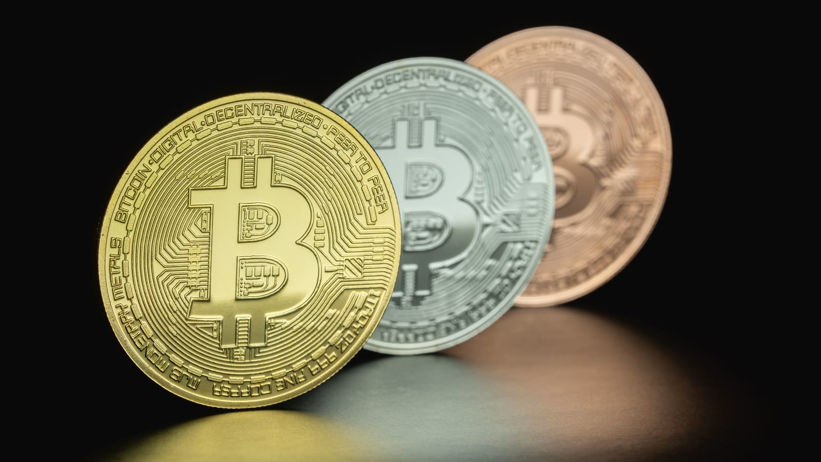Tre bitcoin-moenter i naerbillede