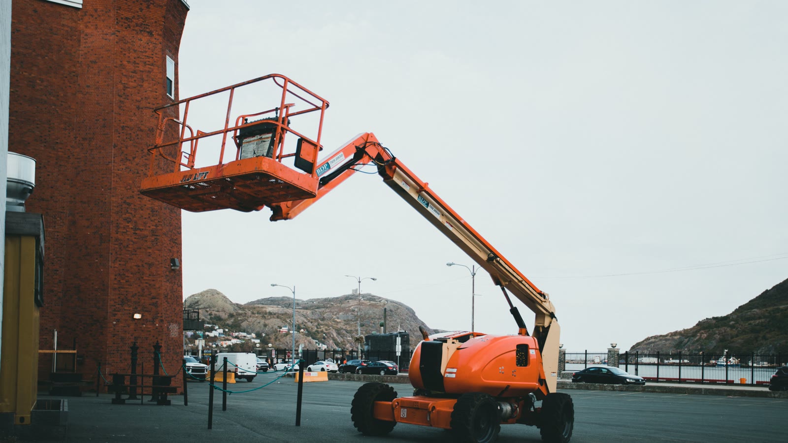 Orange lift opstillet udendoers ved en byggeplads