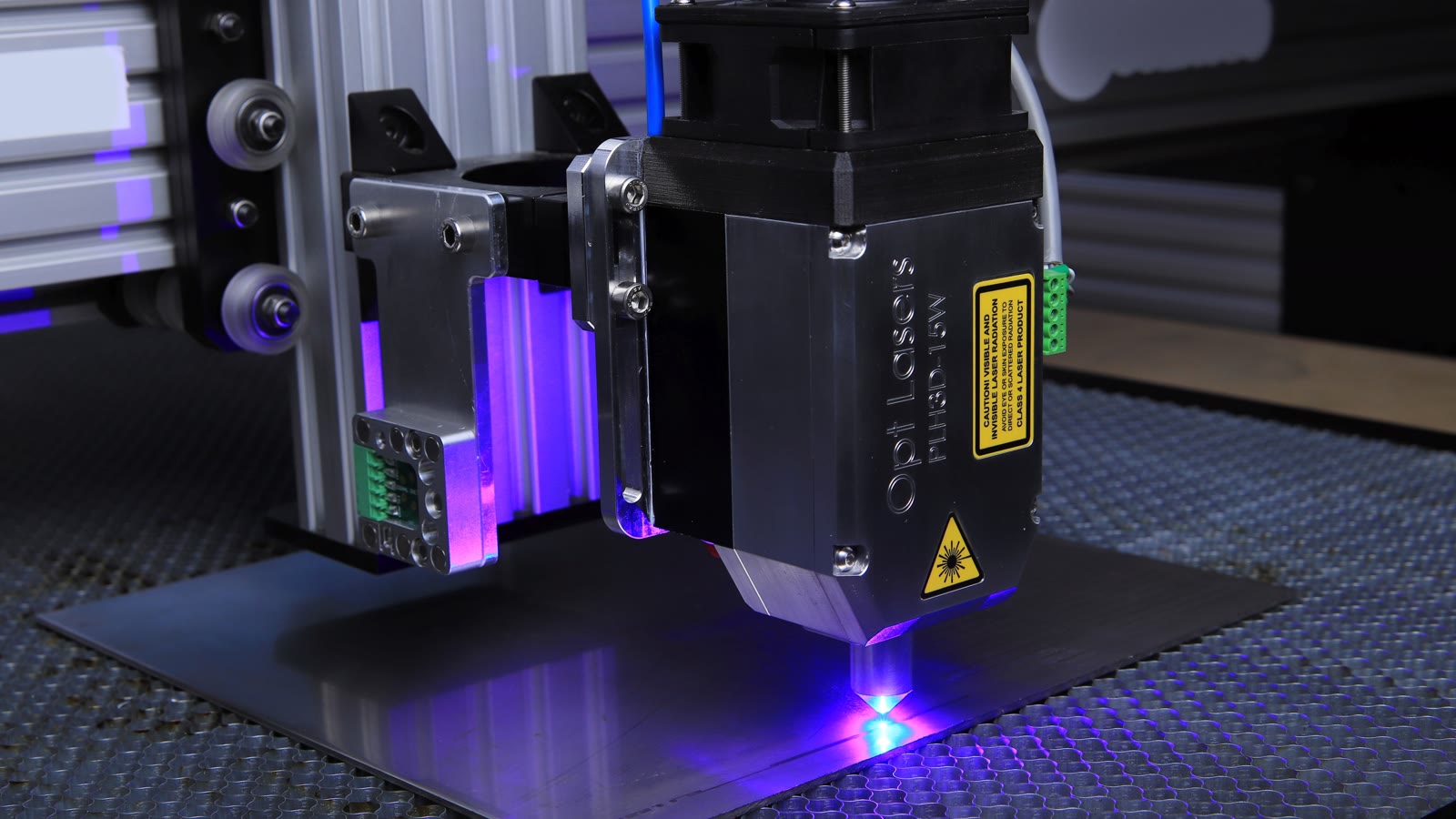 Lasergravoer arbejder paa en metalplade