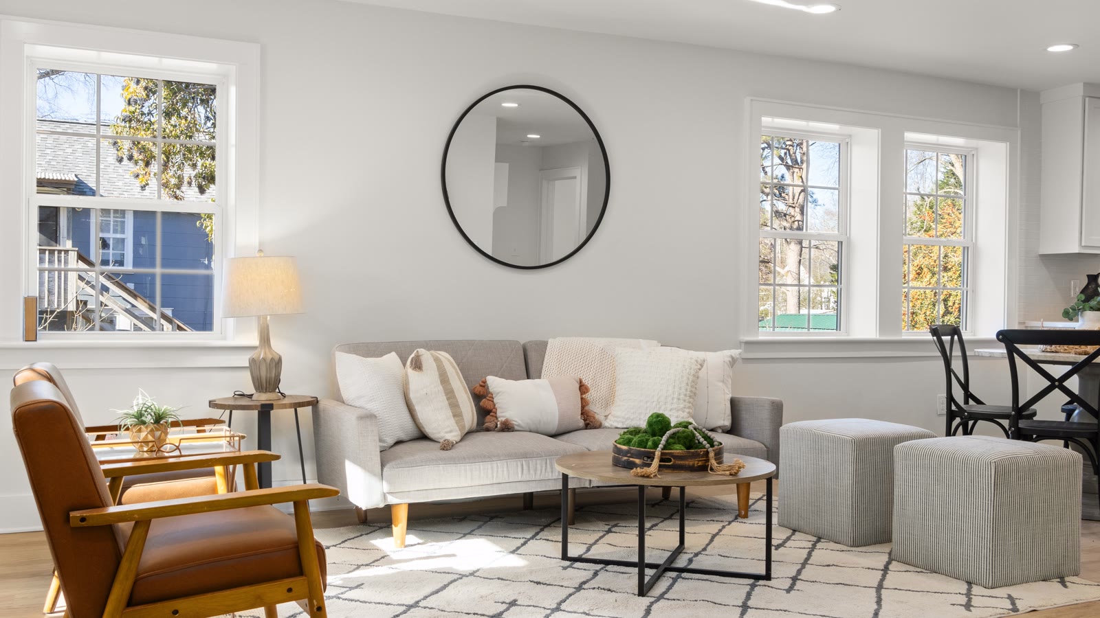 Lys stue i skandinavisk stil med sofa og planter