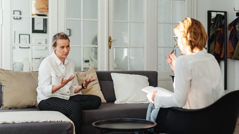 Samtale mellem to personer i et lyst konsultationsrum