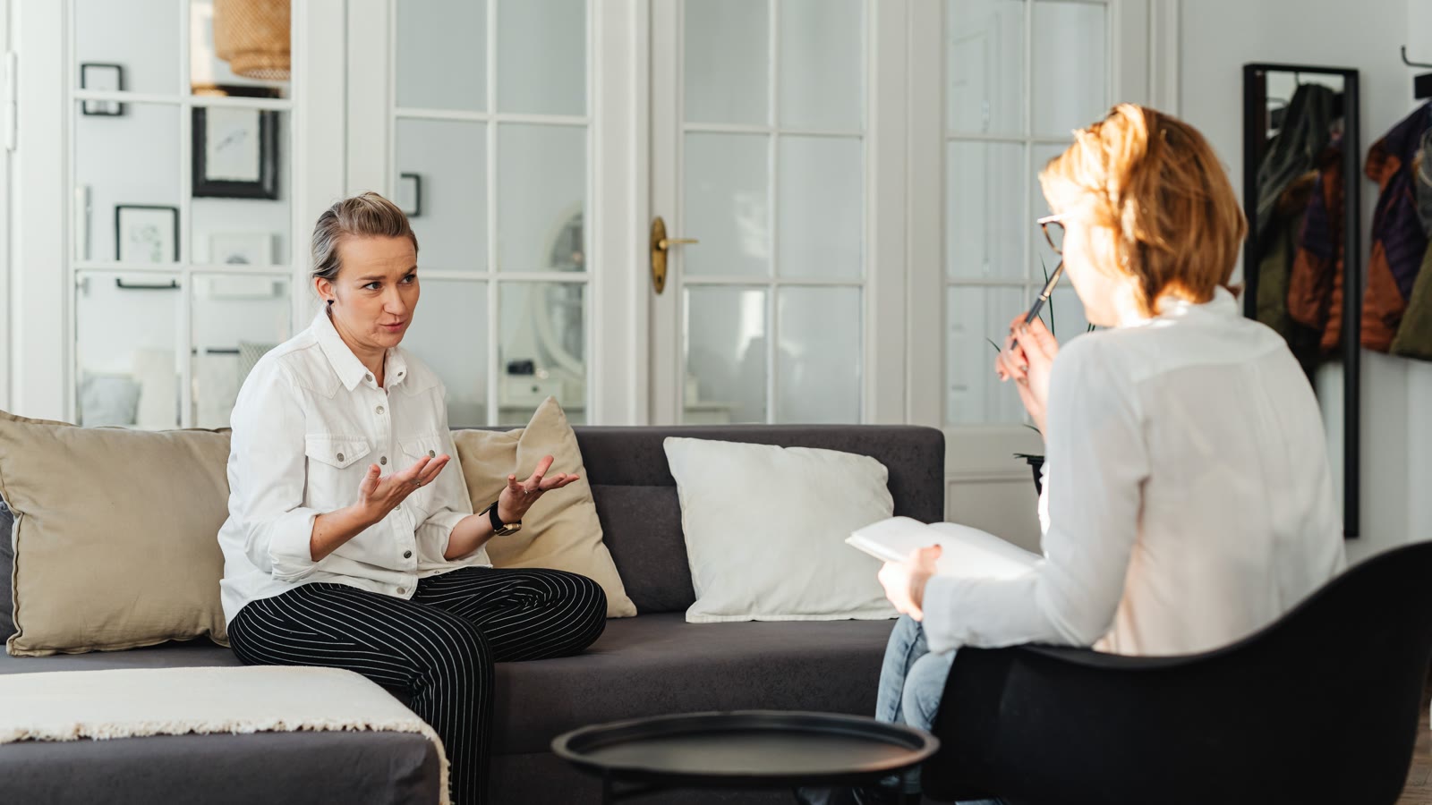 Samtale mellem to personer i et lyst konsultationsrum