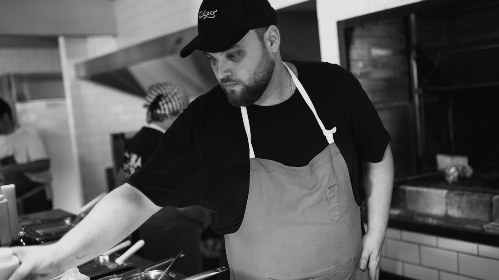 Kok arbejder i et professionelt koekken