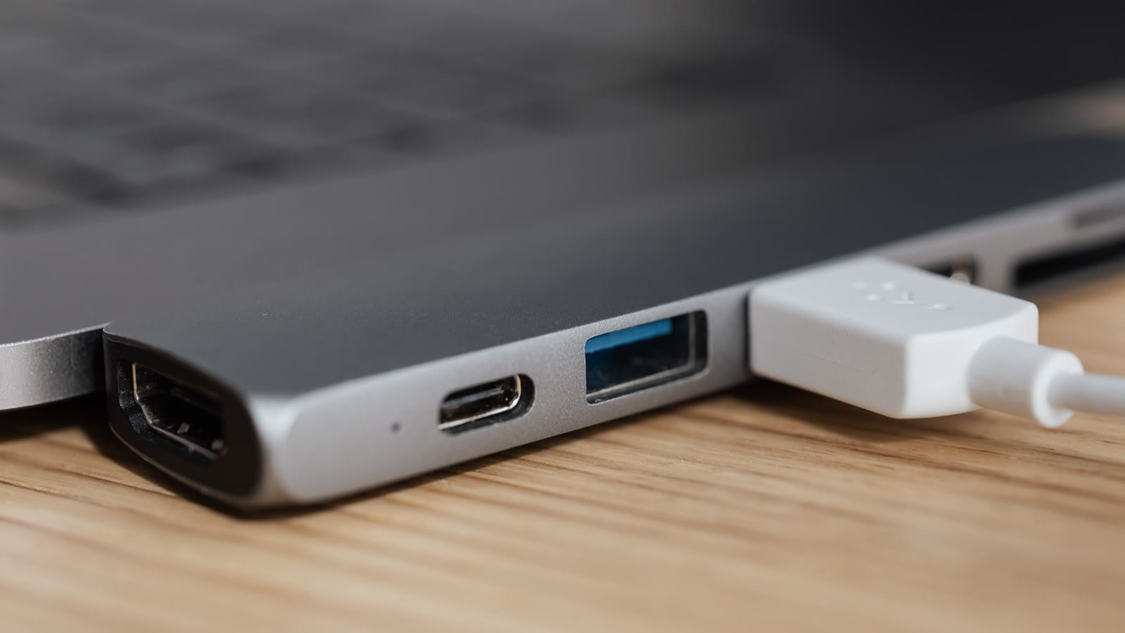 USB-C-adapter med tilsluttede kabler