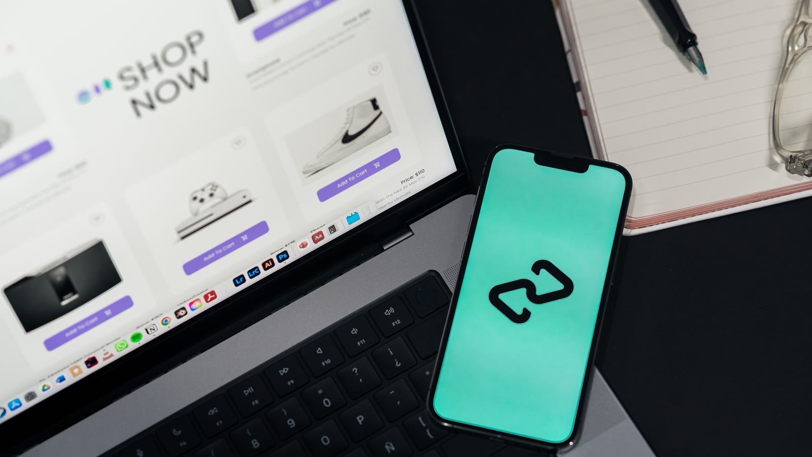 Smartphone og bærbar computer med en webshop på skærmen